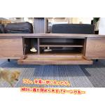 中央のデッキ収納スペース内部